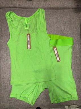 Skims - NWT Women’s Neon Lime Ribbed Tank & Boxer Short Set Size Medum